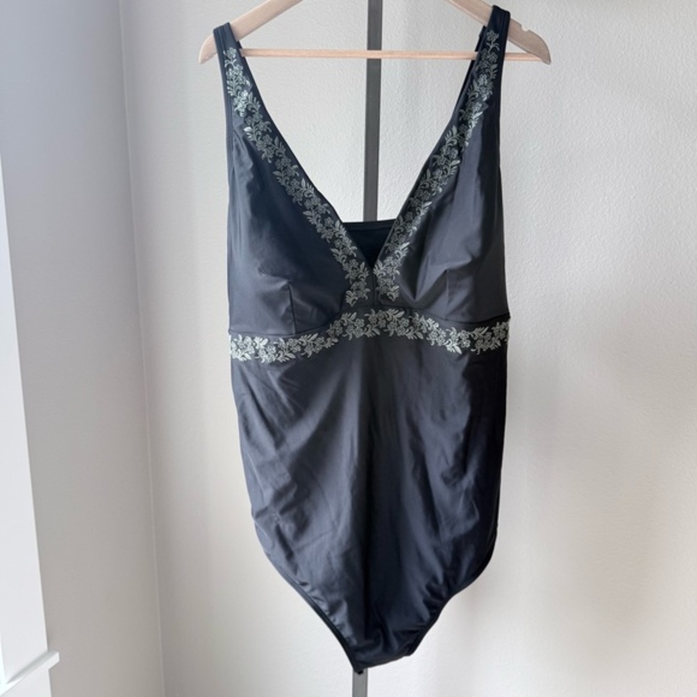 NWT Aqua Couture Curvy women’s black one piece swimsuit size 3X